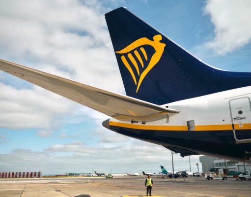 Preissteigerungen bei Billigfliegern ab 2027 Preissteigerungen bei Billigfliegern ab 2027: Heckflosse eines Passagierflugzeugs mit dem Ryanair-Logo