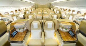 Modernisierte Boeing 777 startklar ab Wien Perspektive Blick in die neue Emirates-Business-Class mit mehreren Sitzreihen in der modernisierten Boeing 777