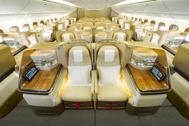 Perspektive Blick in die neue Emirates-Business-Class mit mehreren Sitzreihen in der modernisierten Boeing 777