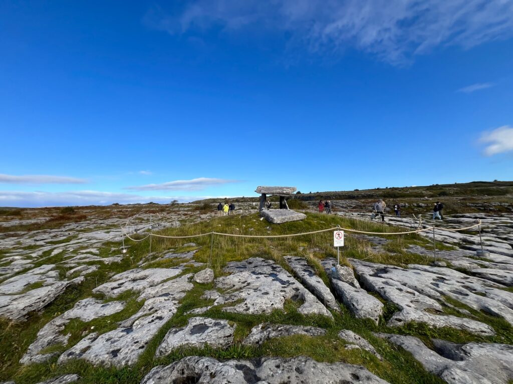Das Megalithgrab Poulnabrone Dolmen ist eines der berühmtesten archäologischen Denkmäler in Irland