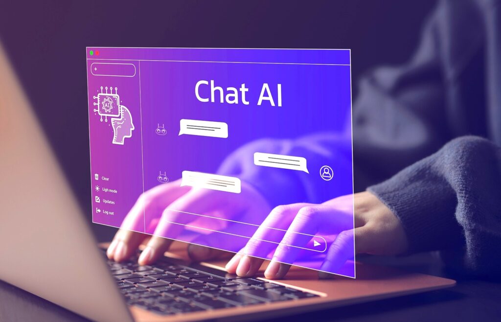 Eine Person tippt auf einem Laptop. über die Hände eine transparenter Bildschirm mit Schrift Chat AI