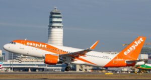 Nach Mailand täglich mit easyJet ab Wien Das orange-weiße easyjet-Flugzeug hebt vorm Hintergrund des Wiener Flughafens ab