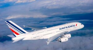 Der Duft der weiten Welt liegt in der Luft Ein Passagierflugzeug vom Typ A380 und mit dem Logo von Air France fliegt über den Wolken