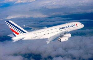 Der Duft der weiten Welt liegt in der Luft Ein Passagierflugzeug vom Typ A380 und mit dem Logo von Air France fliegt über den Wolken