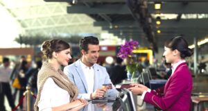 Transit in China mit Gratis-Übernachtung Ein Mann und eine Frau am Schalter von China Southern Airlines im Gespräch mit einer Servicekraft