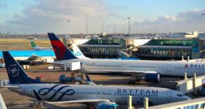 Sicherheit beim Fliegen hat oberste Priorität Mehrere Flugzeuge auf einem Flughafen parken bei den ihnen zugewiesenen Gates