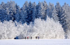 Wanderglück statt Winterschlaf in Franken Grenzenloses Wanderglück in einer tief verschneiten Winterlandschaft macht Spaß
