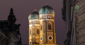 Marriott Hotel in München als Meeting Point Bild zeigt die beleuchtete Frauenkirche in München am Abend