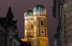 Marriott Hotel in München als Meeting Point Bild zeigt die beleuchtete Frauenkirche in München am Abend
