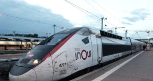 TGV-Tickets für Meilen von Air France & KLM Superschneller TGV-Zug in einem Bahnhof vor der Abfahrt