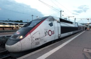 TGV-Tickets für Meilen von Air France & KLM Superschneller TGV-Zug in einem Bahnhof vor der Abfahrt