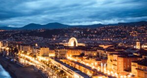 Direktflüge von Los Angeles nach Nizza Legendäre Promenade de Anglais in Nizza in den Abendstunden