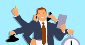 Travel Manager erhalten viel mehr Aufgaben Grafik illustriert Multitasking einer männlichen Person mit sechs vollen Händen und eine Uhr, die 15 Uhr zeigt