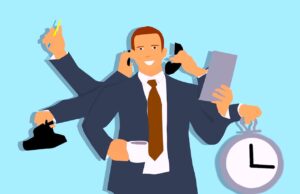 Travel Manager erhalten viel mehr Aufgaben Grafik illustriert Multitasking einer männlichen Person mit sechs vollen Händen und eine Uhr, die 15 Uhr zeigt