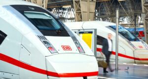 Bahnreisen sind bei Geschäftsreisen am Zug Geschäftsreisender / Pendler auf dem Bahnsteig im Hauptbahnhof Frankfurt am Main zwischen zwei ICE 4