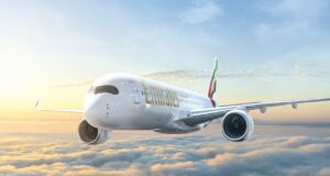 Emirates A350 fliegt noch mehr Ziele an Ein Airbus A350 von Emirates fliegt über eine dunkle Wolkendecke