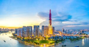 Vietnam Airlines fliegt öfters nach Vietnam Luftaufnahme des Zentrums von Ho-Chi-Minh-Stadt und der Saigon-Brücke mit Entwicklungsgebäuden, Verkehrs- und Energieinfrastruktur. Finanz- und Geschäftszentren in Vietnam. Blick vom zweiten Bezirk