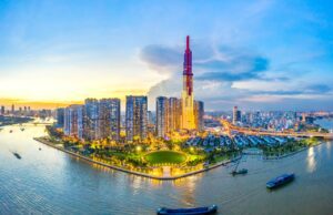 Vietnam Airlines fliegt öfters nach Vietnam Luftaufnahme des Zentrums von Ho-Chi-Minh-Stadt und der Saigon-Brücke mit Entwicklungsgebäuden, Verkehrs- und Energieinfrastruktur. Finanz- und Geschäftszentren in Vietnam. Blick vom zweiten Bezirk