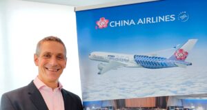 Neuer Marketing Manager bei China Airlines Ein Mann vor einem Plakat der taiwanischen Fluggesellschaft China Airlines
