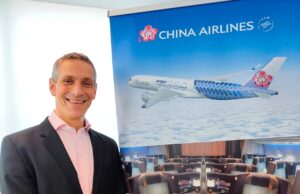 Neuer Marketing Manager bei China Airlines Ein Mann vor einem Plakat der taiwanischen Fluggesellschaft China Airlines