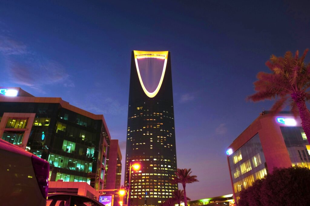 Zu den Wahrzeichen von Riad gehört das 302 m hohe beleuchtete Kingdom Centre (Bild: Abdulmeilk Aldawsari, Pexels)