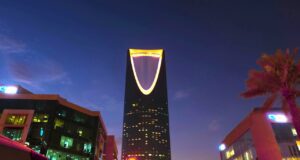 Riad neues Langstreckenziel von Air France Zu den Wahrzeichen von Riad gehört das 302 m hohe beleuchtete Kingdom Centre (Bild: Abdulmeilk Aldawsari, Pexels)
