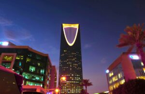 Riad neues Langstreckenziel von Air France Zu den Wahrzeichen von Riad gehört das 302 m hohe beleuchtete Kingdom Centre (Bild: Abdulmeilk Aldawsari, Pexels)