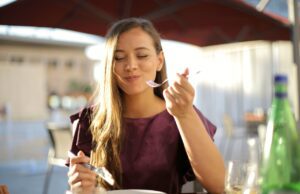 Michelin Guide kostet sich durch Tschechien Michelin Guide testet Restaurants: Eine junge Frau beim Essen in einem Restaurant