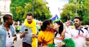 Queer Travel Guide für LGBTQ-Community Queer Reisende bei der Pride Parade in Wien