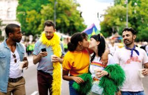 Queer Travel Guide für LGBTQ-Community Queer Reisende bei der Pride Parade in Wien