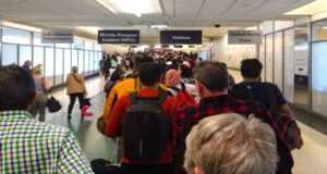 Wird Einreise in die USA noch schwieriger? Endlose Menschenschlage bei der Einreise am Airport von San Francisco