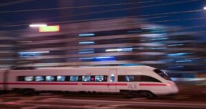BCD Travel Report: Bahnreisen sind gefragt BCD Travel Report: Bahnreisen sind im Trend. Nachtaufnahme - ICE T verlässt Frankfurt (Main) Hbf
