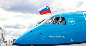 Mit dem KLM Cityhopper nach Ljubljana KLM Cityhopper in blauer und weißer Farbe, aus der Pilotenkanzel winkt ein Mann mit der slowenischen Fahne