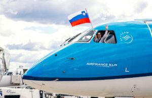 Mit dem KLM Cityhopper nach Ljubljana KLM Cityhopper in blauer und weißer Farbe, aus der Pilotenkanzel winkt ein Mann mit der slowenischen Fahne