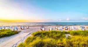 An die Ostsee in 90 Flugminuten von Wien! Strandkörbe an der Ostsee, im Vorgrund eine bewachsene Sanddüne