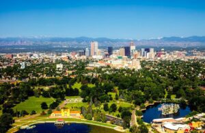 Nach Denver mit Lufthansa Airbus A380 Blick auf Denver mit Hochhäusern und viel Grün im Vordergrund