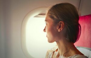 Wird Check-in auf Flugreisen überflüssig? selektives-fokusfoto-der-frau-die-auf-stuhl-sitzt-und-ausserhalb-des-fensters-auf-flugzeug-schaut-
