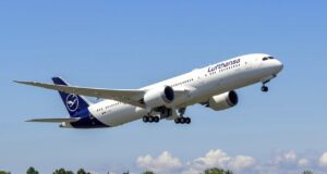 Wie digital fit sind europäische Fluglinien? Wie digital fit ist die Lufthansa? Lufthansa Boeing 787-9 D-ABPA Berlin" beim Take-Off in Everett, Paine Field