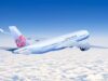 China Airlines baut das Europanetz aus China Airlines erweitert Europanetz: Airbus A350 im Flug am blauen Himmel über den Wolken unterwegs