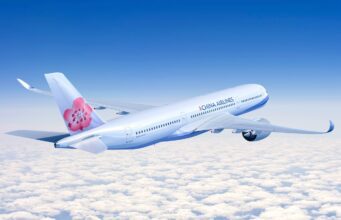 China Airlines baut das Europanetz aus China Airlines erweitert Europanetz: Airbus A350 im Flug am blauen Himmel über den Wolken unterwegs