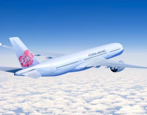 China Airlines baut das Europanetz aus China Airlines erweitert Europanetz: Airbus A350 im Flug am blauen Himmel über den Wolken unterwegs