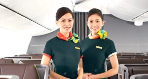 BizFam-Plattform für Geschäftsreisende zwei Frauen in dunkelblauer Stewardessenuniform stehen in einer leeren Flugzeugkabine von Eva Air