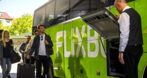 Mit dem Fernbus günstig durch Europa Ein grüner Fernbus von Fixbus mit offener Gepäcklade mit einem Passagier