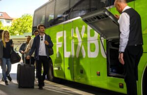 Mit dem Fernbus günstig durch Europa Ein grüner Fernbus von Fixbus mit offener Gepäcklade mit einem Passagier