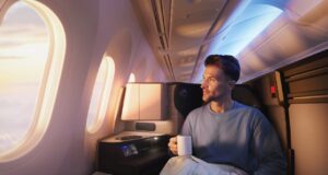 United Airlines: Mehr Luxus für Dreamliner Ein Mann sitzt an Bord im Polaris Studie und blickt durch das Fenster des Dreamliner von United Airlines