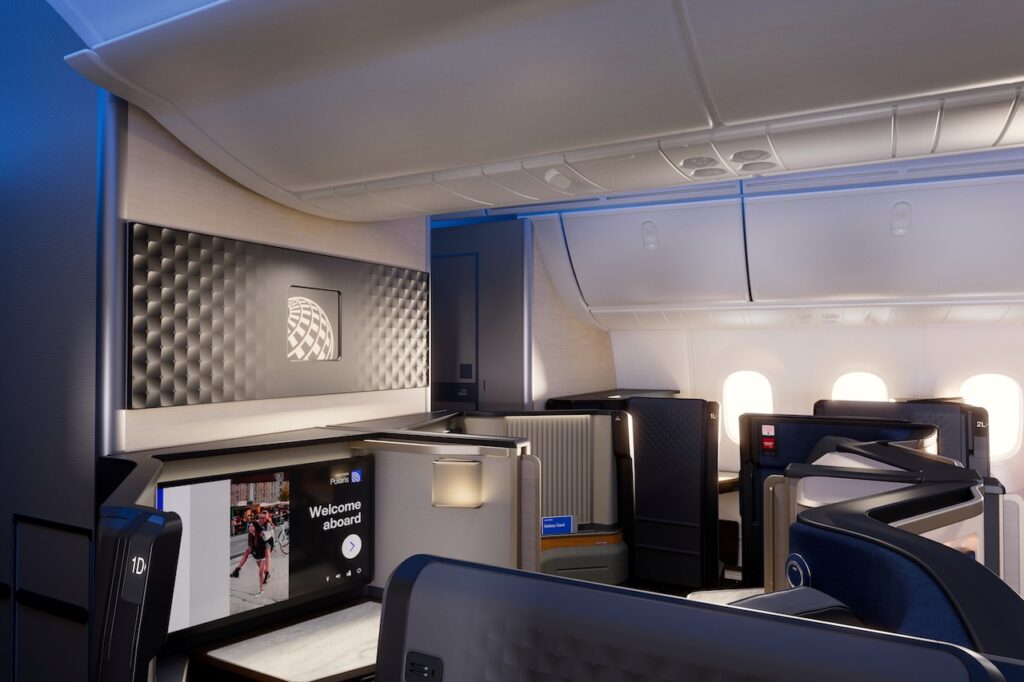 SO sieht der Sitzplatz in der Polaris Studio-Klasse im Dreamliner von United Airlines aus