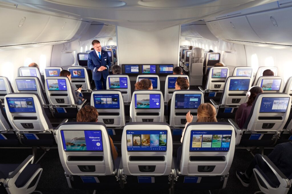Mehrere mit Passagieren besetzte Sitzreihen in der Economy im Dreamliner von United Airlines