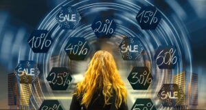 Her mit dem Sofortrabatt statt Bonuspunkte Frau mit langen blonden Haaren steht vor einer Tafel mit vielen Prozentangaben: Bild symbolisiert Sofortrabatt statt Bonuspunkte sammeln