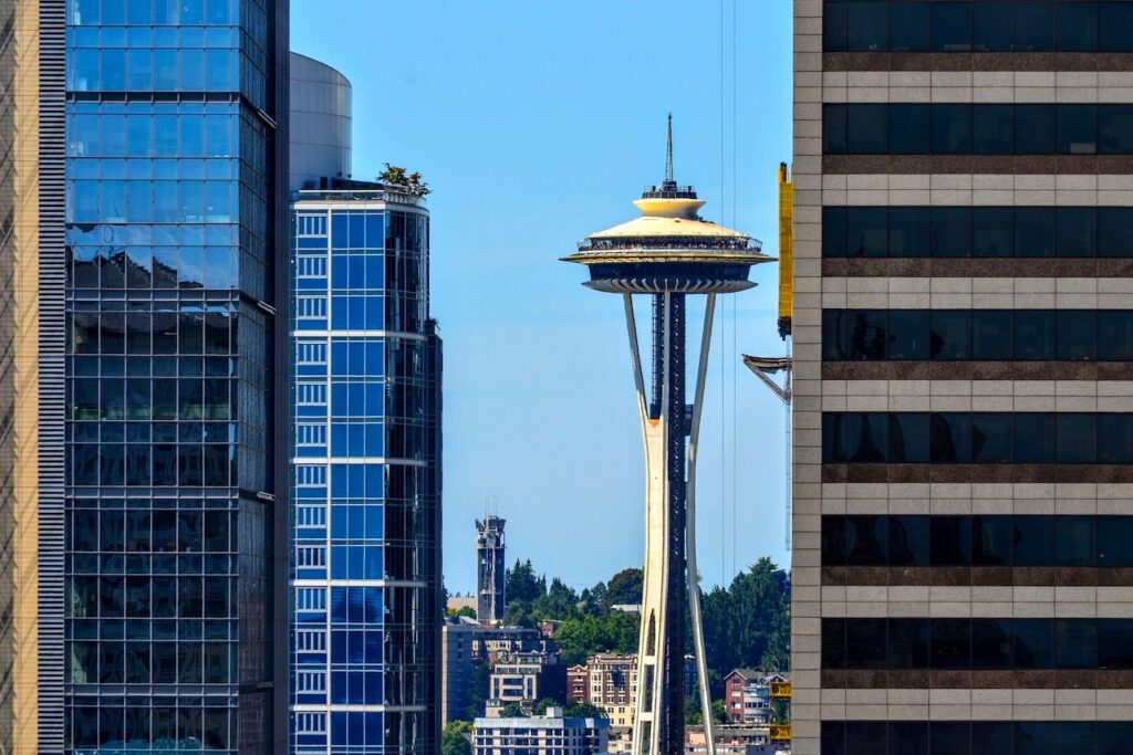 KLM fliegt nach Seattle, dessen Wahrzeichen die Space Needle is, ein hoher Turm mit einer kreisrunden Plattform zwischen Wolkenkatzern