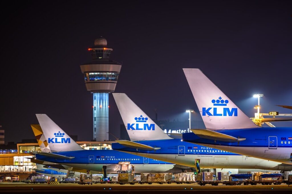 Air France-KLM Sommerflugprogramm 2026: Mehrere KLM-Passagierflugzeuge bei Nacht auf dem Flughafen Amsterdam